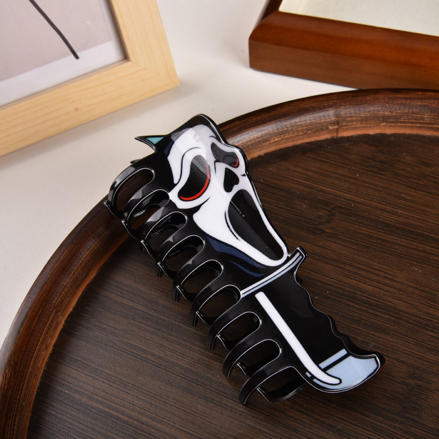 Niche Ghost Face Shark Clip